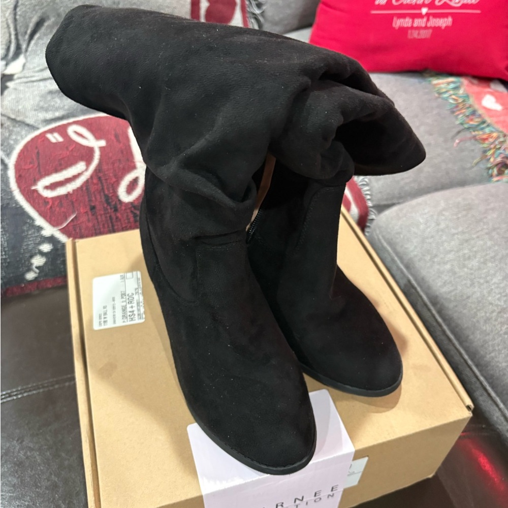 Journee Collection Size 7 WC Black Suede Boots